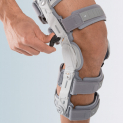 Ginocchiera ad aggiustamento calibrato bicompartimentale per varo-valgo