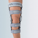 Ginocchiera ad aggiustamento calibrato bicompartimentale per varo-valgo